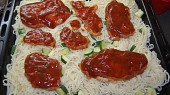 Obalované kuře se sýrem na špagetách a cuketě, pomažu řízky kečupem...