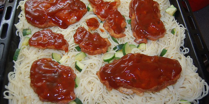 Obalované kuře se sýrem na špagetách a cuketě (pomažu řízky kečupem...)