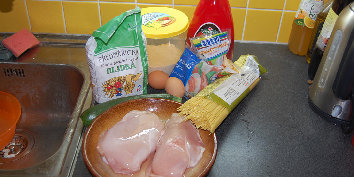 Obalované kuře se sýrem na špagetách a cuketě (Ingredience)