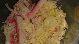 Opravdu výtečná pomazánka z krabích tyčinek, slaniny, sýra a smetany