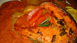 Pečený losos s tomatovou omáčkou a bramborovými placičkami