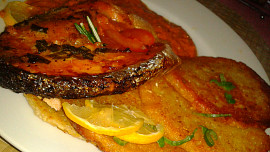 Pečený losos s tomatovou omáčkou a bramborovými placičkami