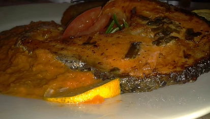 Pečený losos s tomatovou omáčkou a bramborovými placičkami