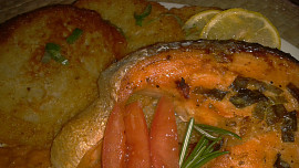 Pečený losos s tomatovou omáčkou a bramborovými placičkami