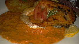 Pečený losos s tomatovou omáčkou a bramborovými placičkami