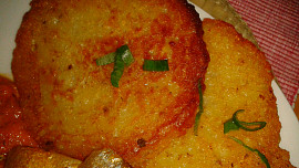 Pečený losos s tomatovou omáčkou a bramborovými placičkami