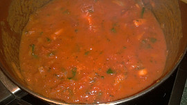 Pečený losos s tomatovou omáčkou a bramborovými placičkami