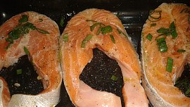 Pečený losos s tomatovou omáčkou a bramborovými placičkami