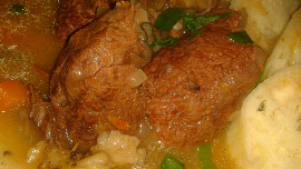 Pikantní hovězí závitek na sušených rajčátkách a hlívě  s kaparovou náplní