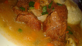 Pikantní hovězí závitek na sušených rajčátkách a hlívě  s kaparovou náplní