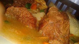 Pikantní hovězí závitek na sušených rajčátkách a hlívě  s kaparovou náplní