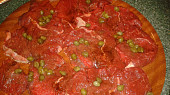 Pikantní hovězí závitek na sušených rajčátkách a hlívě  s kaparovou náplní