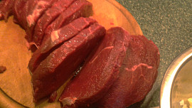 Pikantní hovězí závitek na sušených rajčátkách a hlívě  s kaparovou náplní