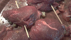 Pikantní hovězí závitek na sušených rajčátkách a hlívě  s kaparovou náplní