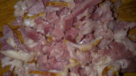 Pikantní hovězí závitek na sušených rajčátkách a hlívě  s kaparovou náplní