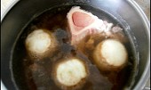Pikantní polévka z červené řepy (do papiňáku dáme uvařit morkovou kost a 3 velké cibule+2kostky bujónu na vývar)