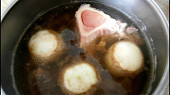 Pikantní polévka z červené řepy, do papiňáku dáme uvařit morkovou kost a 3 velké cibule+2kostky bujónu na vývar
