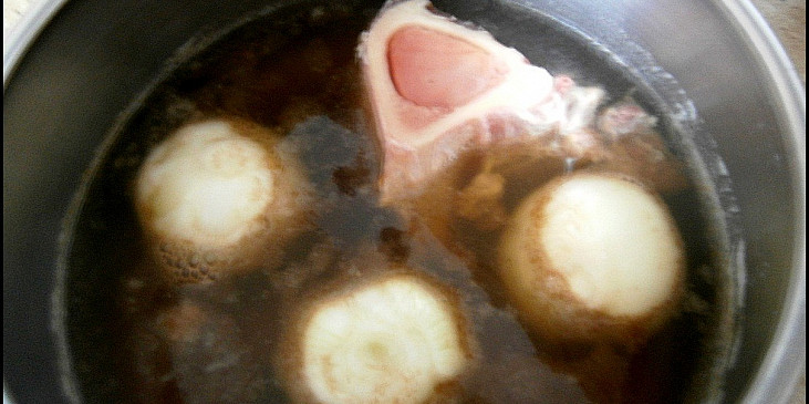 Pikantní polévka z červené řepy (do papiňáku dáme uvařit morkovou kost a 3 velké…)