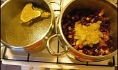 Pikantní polévka z červené řepy (na zeleninu prolisujeme 3cibule z vývaru,promícháme,zalijeme vývarem,povaříme,přidáme rozmíchanou mouku,přidáme fazole a provaříme)