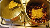 Pikantní polévka z červené řepy (na zeleninu prolisujeme 3cibule z vývaru,promícháme,zalijeme vývarem,povaříme,přidáme rozmíchanou mouku,přidáme fazole a provaříme)