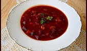 Pikantní polévka z červené řepy (podáváme ozdobené čerstvou zelenou bylinkou)