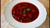 Pikantní polévka z červené řepy (podáváme ozdobené čerstvou zelenou bylinkou)