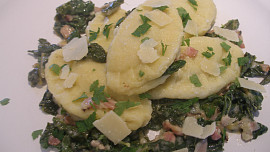 Plněné bramborové ravioli s mangoldem