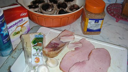 Plněné žampiony s parmezánovými kroketami a houbovým paprikášem