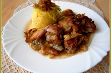 Přírodní drůbeží na cibuli a slanině