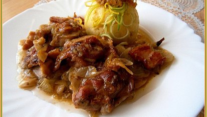 Přírodní drůbeží na cibuli a slanině se šťouchanými brambory, Přírodní drůbeží na cibuli a slanině