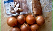 Přírodní drůbeží na cibuli a slanině se šťouchanými brambory, část použitých surovin