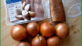 Přírodní drůbeží na cibuli a slanině se šťouchanými brambory, část použitých surovin