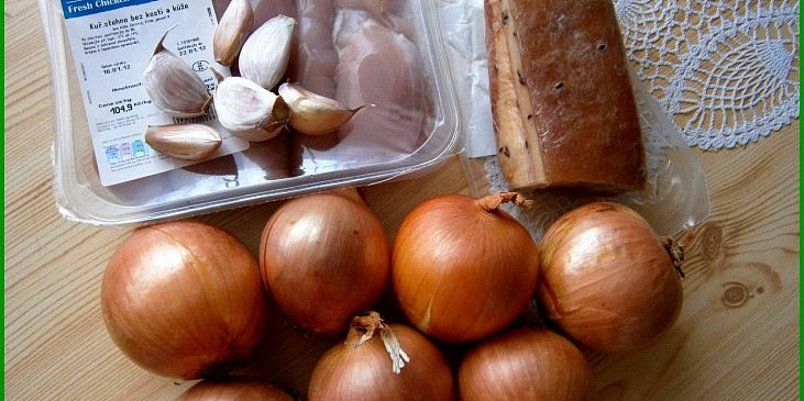 Přírodní drůbeží na cibuli a slanině se šťouchanými brambory (část použitých surovin)