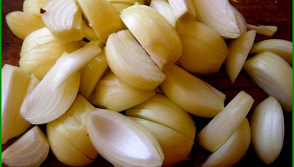 Přírodní drůbeží na cibuli a slanině se šťouchanými brambory, cibuli nakrájíme na široká půlkolečka a dáme do zapékací mísy