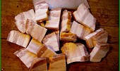 Přírodní drůbeží na cibuli a slanině se šťouchanými brambory (ze slaniny odkrojíme kůži a slaninu nakrájíme na širší plátky)