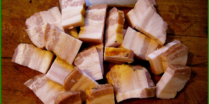 Přírodní drůbeží na cibuli a slanině se šťouchanými brambory (ze slaniny odkrojíme kůži a slaninu nakrájíme na…)