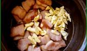 Přírodní drůbeží na cibuli a slanině se šťouchanými brambory (slaninu 4minutky osmažíme,přidáme nakrájený česnek a ještě 2minuty orestujeme)