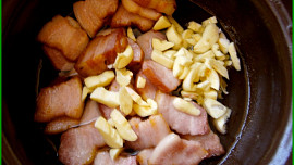 Přírodní drůbeží na cibuli a slanině se šťouchanými brambory