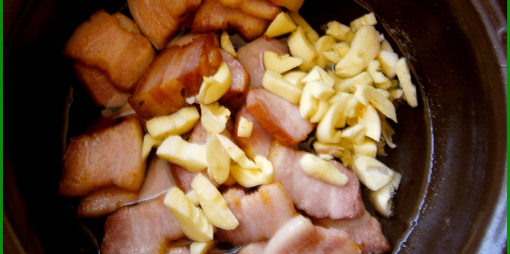 slaninu 4minutky osmažíme,přidáme nakrájený česnek a ještě 2minuty orestujeme