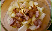 Přírodní drůbeží na cibuli a slanině se šťouchanými brambory (orestovanou slaninovou směs přidáme do mísy k cibuli)