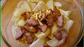 Přírodní drůbeží na cibuli a slanině se šťouchanými brambory