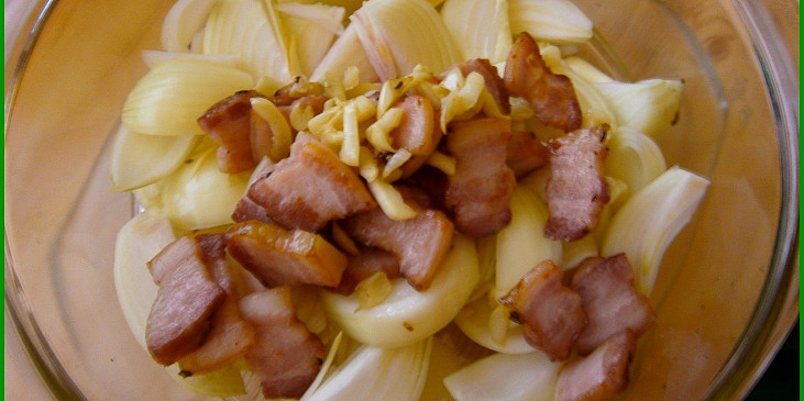 Přírodní drůbeží na cibuli a slanině se šťouchanými brambory (orestovanou slaninovou směs přidáme do mísy k…)
