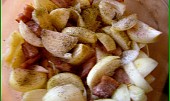 Přírodní drůbeží na cibuli a slanině se šťouchanými brambory (osolíme kávovou lžičkou soli,mírně opepříme a vše důkladně promícháme)