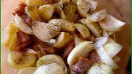Přírodní drůbeží na cibuli a slanině se šťouchanými brambory