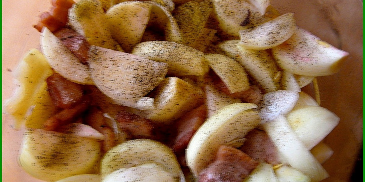 Přírodní drůbeží na cibuli a slanině se šťouchanými brambory (osolíme kávovou lžičkou soli,mírně opepříme a vše…)