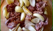 Přírodní drůbeží na cibuli a slanině se šťouchanými brambory (přidáme okořeněné maso,trošku ho do směsi vtiskneme,nepodléváme,přiklopíme víkem a v troubě pečeme 30minut)
