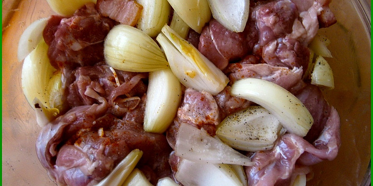 Přírodní drůbeží na cibuli a slanině se šťouchanými brambory (přidáme okořeněné maso,trošku ho do směsi…)
