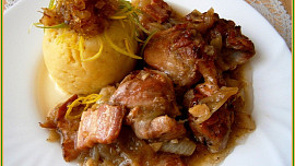 Přírodní drůbeží na cibuli a slanině se šťouchanými brambory