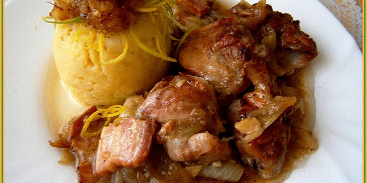 Přírodní drůbeží na cibuli a slanině se šťouchanými brambory (z uvařených brambor slijeme vodu,přidáme máslo a…)