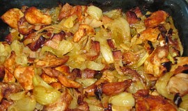 Přírodní drůbeží na cibuli a slanině se šťouchanými brambory